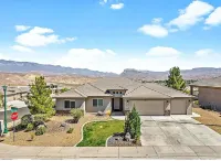 Modern 3-Bedroom Home with Stunning Mountain Views – Walk to Trails and River