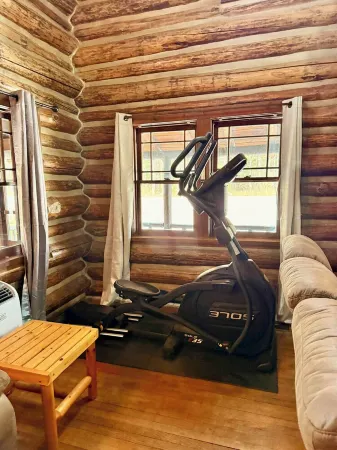 Charming 2-bedroom cabin in welcoming Chestertown with Lake Views and WiFi