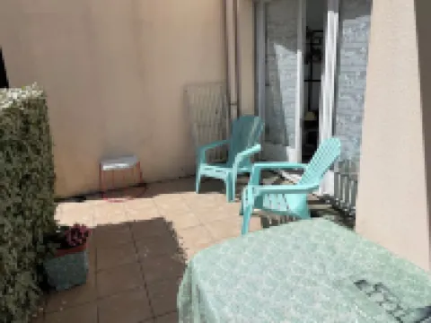 T2 garden floor small residence private parking near large beach and shops