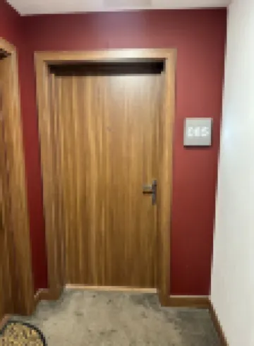 Cosy 2 Bedroom Apartments with Balcony by train station and town centre.