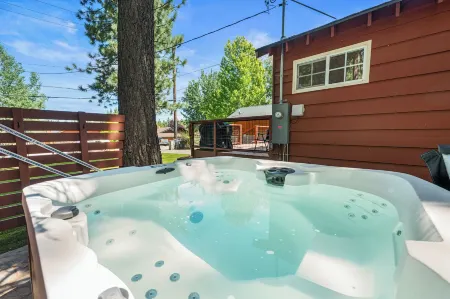 Blue Skies- Modern Cabin Near Slopes w Fireplace