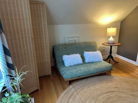 Walk to Everything Charming 2-bedroom apartment in fabulous New Paltz