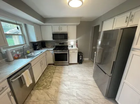 Spacious 5-bedroom house with AC and WiFi in brilliant Machesney Park