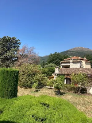 Appartement F3 Spacieux Avec Terrasse Idéal Pour une Famille Proche Centre Ville Hotels in Vence