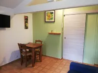 Coquette Tiny-House 5 minutes' walk from all amenities, close to must-sees Hotels in Joyeuse