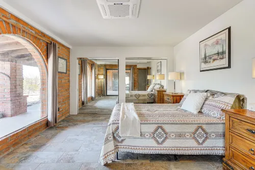 10-acre Desert Oasis w/ Expansive Patio in Tucson! - chambre d’hôtes