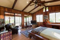 Close But Far.... Cool da Heels Hotels near Kealakekua Bay State Historical Park