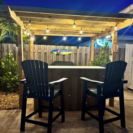 Cozy Comfort Kcb Home Getaway:2Br/2BA+ Private Pool, Tikis, Bar Grill 11th ST.