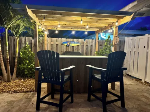 Private Pool Oasis! Relax Old Charm 2Br/2BA /w Dock, Tikis, Outdoor Bar & Grill!