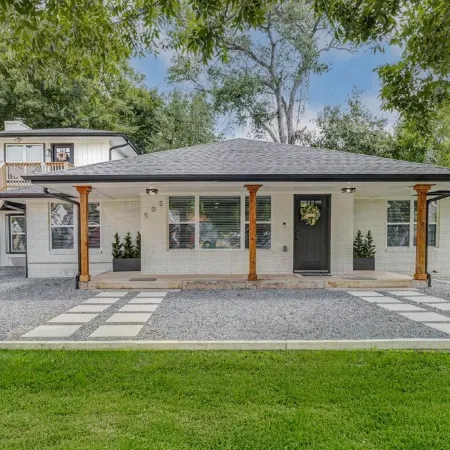 Stylish main-level home in historic downtown Brenham—walking distance to shops!