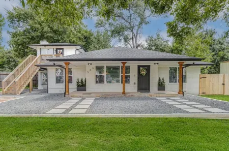 Stylish main-level home in historic downtown Brenham—walking distance to shops!