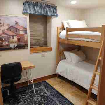 Downtown Park and Rec Center. Pool/gym/hot tub 1 block away. Rooms