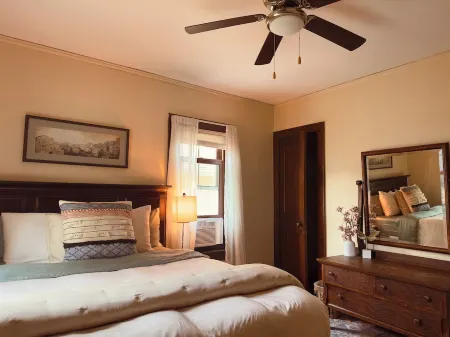 Cate's Place:  Charming home just minutes from Ice Age Trail & Neshotah Beach