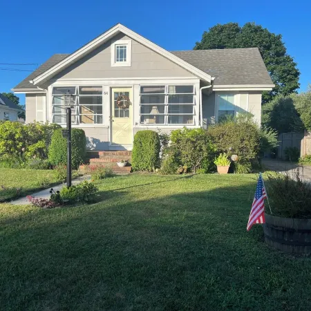 Charming Beach Cottage, Steps to Beach, Enjoy Scenic Vineyards & Farm Stands