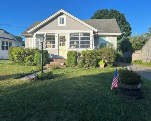 Charming Beach Cottage, Steps to Beach, Enjoy Scenic Vineyards & Farm Stands Hotels in Riverhead