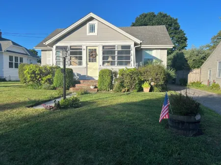 Charming Beach Cottage, Steps to Beach, Enjoy Scenic Vineyards & Farm Stands