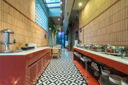 Cosy Grand, Chanakyapuri by the Cosy Hotels Отели рядом со станцией Delhi Cantt