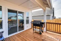 Ocean Shores Home w/ Game Room - Walk to Beaches! - Parkplatz