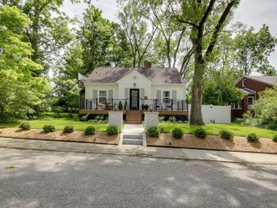 Bloomington Bungalow- Steps to Campus!