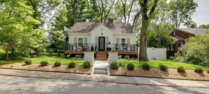 Bloomington Bungalow- Steps to Campus! Hotels in Bloomington