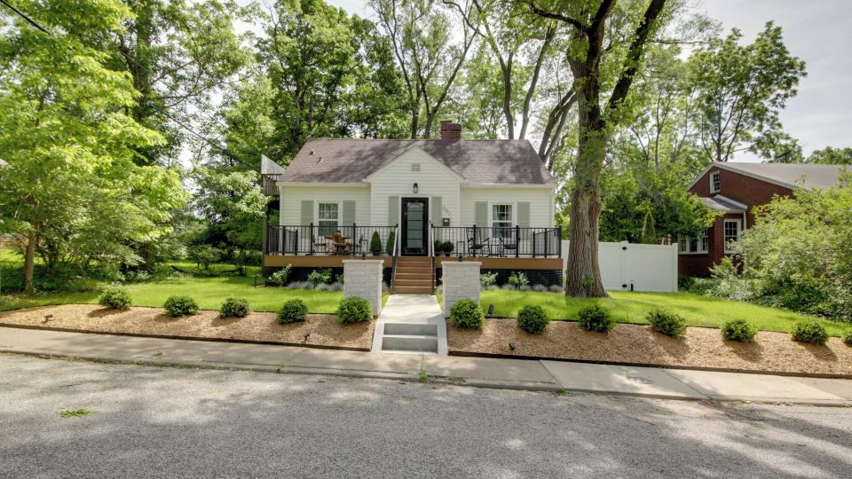Bloomington Bungalow- Steps to Campus!