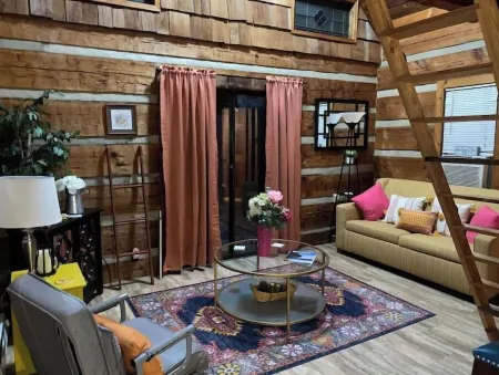 Log Cabin on Main St. In the ❤️ of Winston Salem. Sleeps 4 comfortably. Отели рядом с достопримечательностью «M.C. Benton Jr. Convention Center»