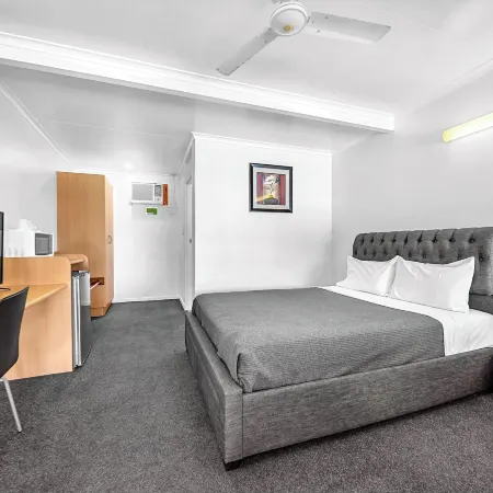 Shell Motel (Pearly Shell Motel)