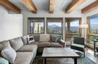 Recently Updated Plaza  3 Bedroom Condo - No Cleaning Fee! by RedAwning Hotels in Crested Butte