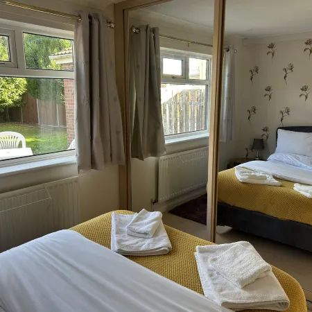 Spacious Detached Bungalow with Ample Parking Hotele w: Grantham