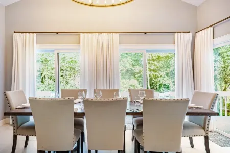 6 Br Mansion , Celebration Welcomes Отели рядом с достопримечательностью «Battle of the Rocks Monument, Norwalk, CT 06851»