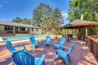1 Mi to UF Campus: Group Retreat w/ Outdoor Oasis - Kitchens