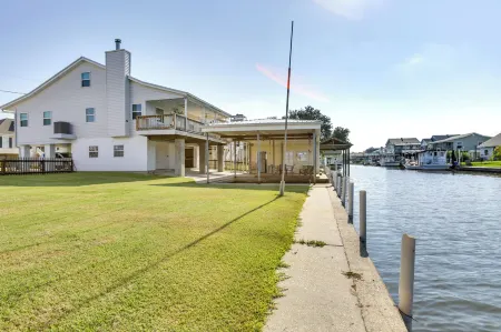 Bayou Bliss: Barataria Waterfront Getaway w/ Dock!