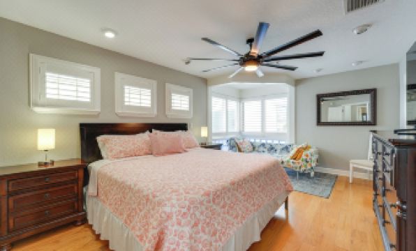 Coastal Sea Side Townhome - Walk to Beach!