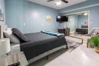 Hot Tub + Fire Pit + Corn Hole + BBQ + Game Room + Spa Bath Hotels in Grand Rivers