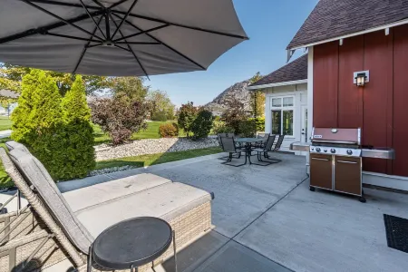 Relax in Luxury at the Cottages Отели рядом с достопримечательностью «NK'MIP Cellars»