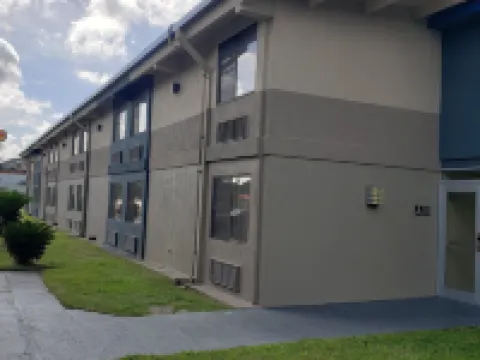 艾倫港紅屋頂酒店 西巴吞魯日縣酒店