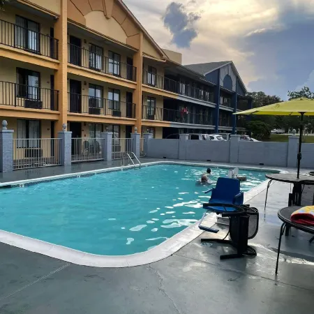 Days Inn & Suites by Wyndham Mobile