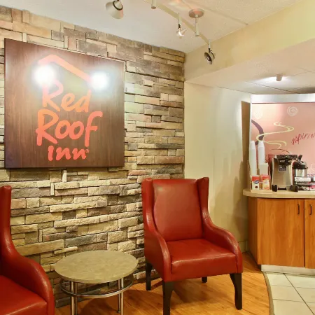 Red Roof Inn Greensboro Coliseum Отели рядом с достопримечательностью «Торговый центр Four Seasons»