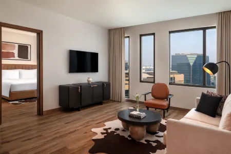 Staybridge Suites Abu Dhabi - Yas Island Отели рядом с Аэропорт Абу-Даби