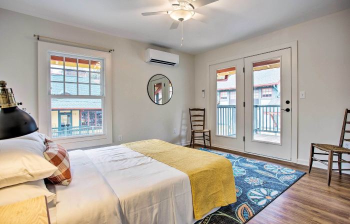 Walk to Main Street Eats Remodeled Saluda Apt