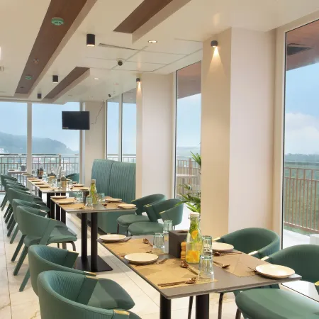 Le Crown Hotel