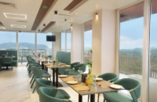 Le Crown Hotel