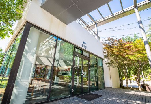 리조트 수영장 전경