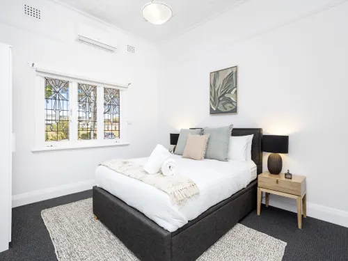 Chic Semi-Detached 2-Bed Home with Outdoor Dining