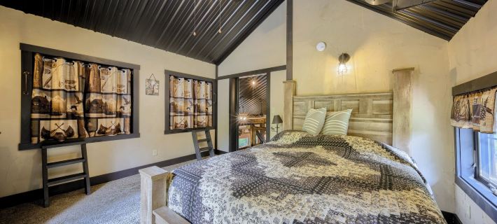 Willow Brook Getaway: Hot Tub, Deck in Mifflinburg Hotels in Union County