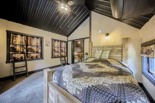 Willow Brook Getaway: Hot Tub, Deck in Mifflinburg - 3-Star