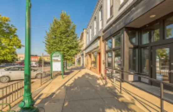 鄉村工業風閣樓帶法院景觀三卧室公寓