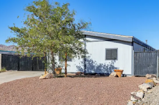 Updated Escape w/ Game Room 1 Block to River! Отели в г. Буллхед Сити