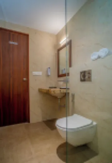 MAYA'S MANOR - A Luxury Lake View Boutique Hotel