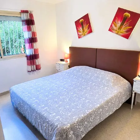 Casalionelantibes : Large Apartment with AC, King-Size Bed, Garden and Parking